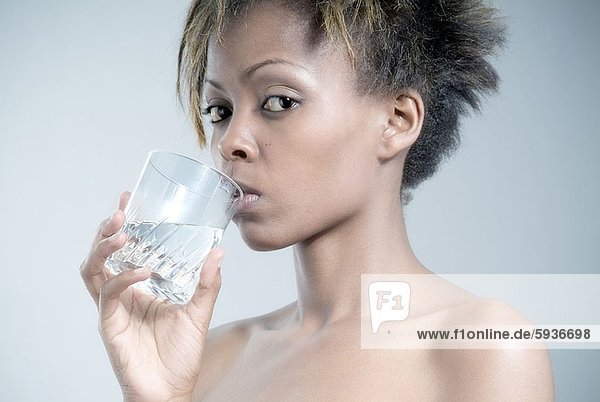 Wasser  Portrait  Frau  Glas  jung  trinken