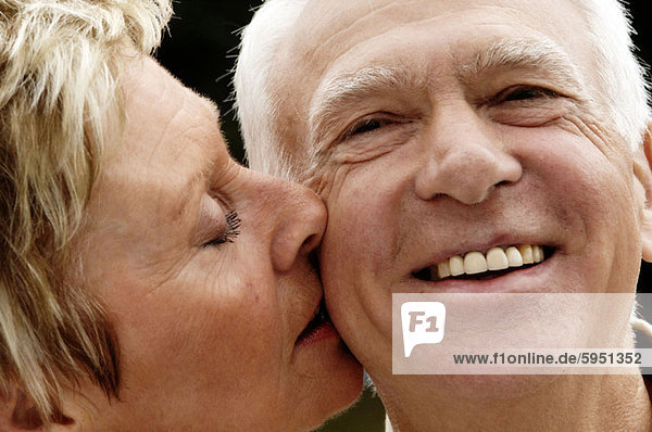 Senior  Senioren  Frau  Mann  küssen  Close-up  close-ups  close up  close ups