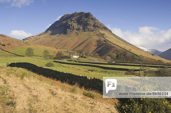 Eine Farm Lakeland unten Yewbarrow 2058 ft Wasdale Lake District-Nationalpark Cumbria England Vereinigtes Königreich Europa