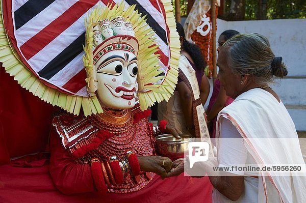 Darstellung einer Hindu-Gott  Teyyam Zeremonie  in der Nähe von Kannur  Kerala  Indien  Asien