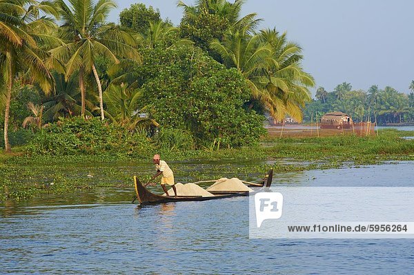 Kleines Boot auf den Backwaters  Spezialitäten  Kerala  Indien  Asien