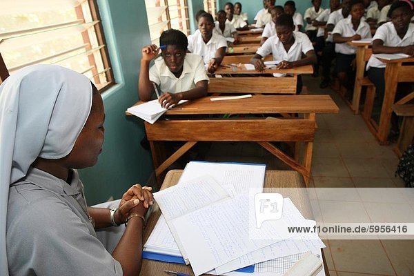 Katholische Nonne Lehre in eine weiterführende Schule  Lome  Togo  Westafrika  Afrika