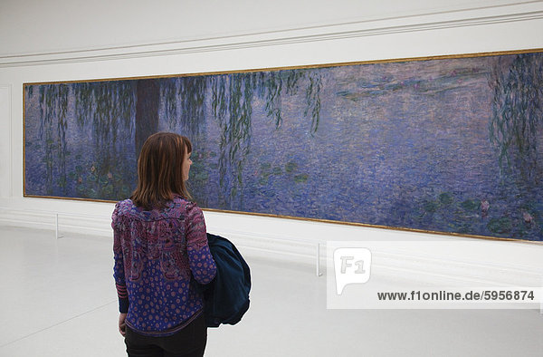 Frau Monets Seerosen in der Orangerie-Galerie  Paris  Frankreich  Europa