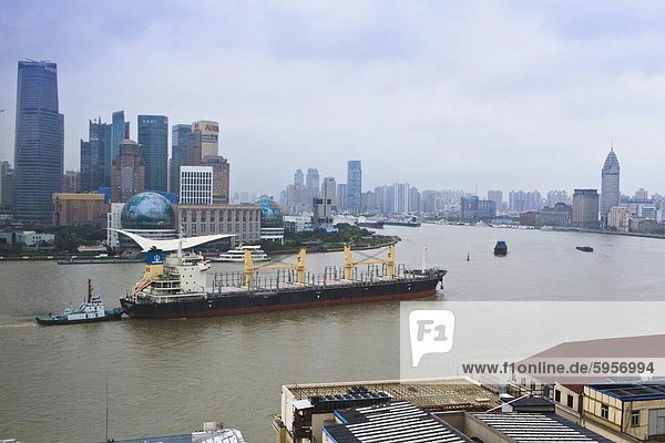 Große Transport Schiff und Schlepper auf dem Huangpu-Fluss  der sich durch Shanghai  China  Asien
