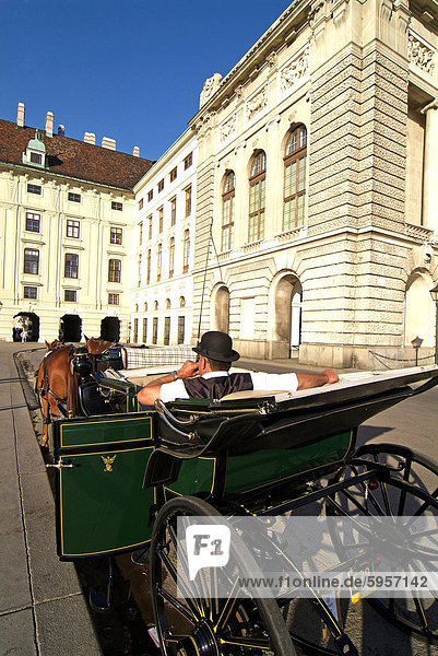 Horse-drawn carriage at the Hofburg  UNESCO World Heritage Site  Vienna  Austria  Europe