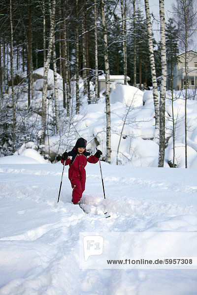 Fünf Jahre alten Mädchen Ski Langlauf  Finnland  Skandinavien  Europa