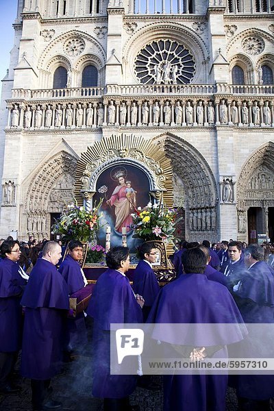 Religiöse Prozession vor Notre Dame de Paris  Paris  Frankreich  Europa