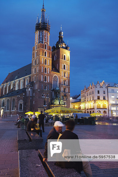 Die Marienkirche im Marktplatz (Rynek Glowny)  UNESCO Weltkulturerbe  Krakau  Polen  Europa