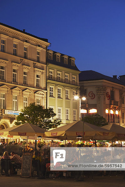 Cafés in Marktplatz (Rynek Glowny) bei Dämmerung  Krakau  Polen  Europa