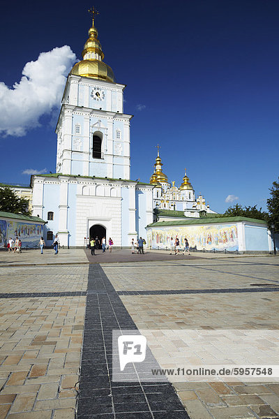 Menschen Sie außerhalb der St. Michaels Kloster  Kiew  Ukraine  Europa