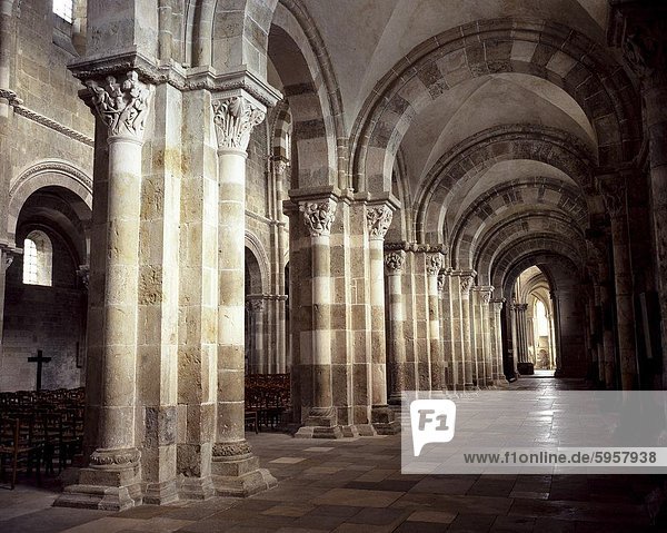 Gang  Vezelay Basilika  UNESCO World Heritage Site  Bourgogne  Frankreich  Europa