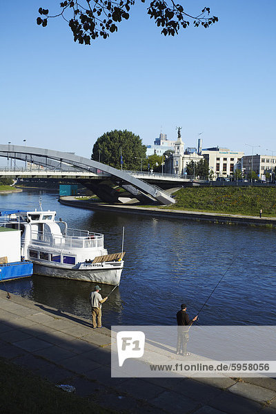 Männer Angeln im Fluss Neris  Vilnius  Litauen  Baltikum  Europa