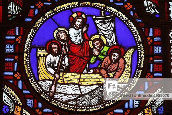 Glasmalerei von St. Peter Angeln in Ainay Basilica  Lyon  Rhone  Frankreich  Europa