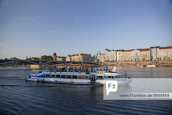 Sightseeing Boot auf der Moldau mit Ostufer und Jiraskuv-Brücke  Prag  Tschechische Republik  Europa