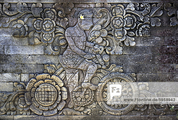 Stein Entlastung Darstellung niederländischer Künstler W.O.J Nieuwenkamp  die Bali mit dem Fahrrad im Jahre 1904 auf den Tempel Meduwekarang  tourte erbaut 1906  Bali  Indonesien  Südostasien  Asien