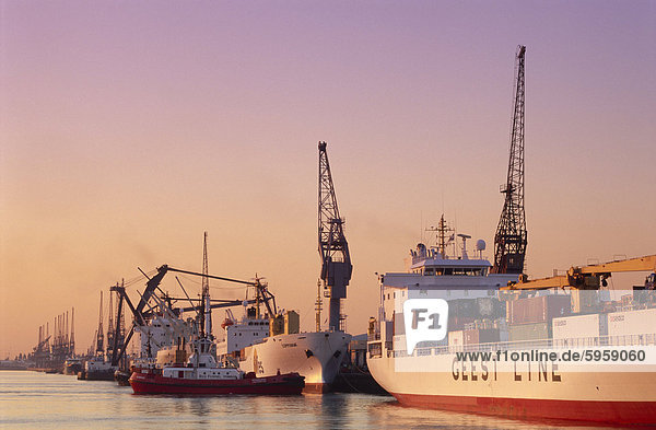 Containerschiffe  Southampton Docks  Hampshire  UK
