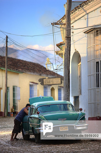 Städtisches Motiv  Städtische Motive  Straßenszene  Straßenszene  Auto  Gebäude  grün  amerikanisch  Westindische Inseln  Mittelamerika  Trinidad und Tobago  Klassisches Konzert  Klassik  Kuba