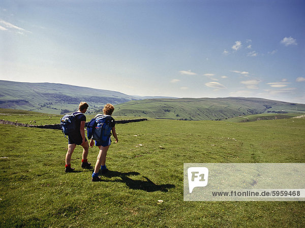 Couple walking on The Dalesway long distance footpath  near Kettlewell  Yorkshire  England  United Kingdom  Europe