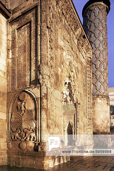 Portal und Minarett  Yakutiye-Medressi-Moschee  Erzurum  Anatolien  Türkei  Kleinasien  Eurasien