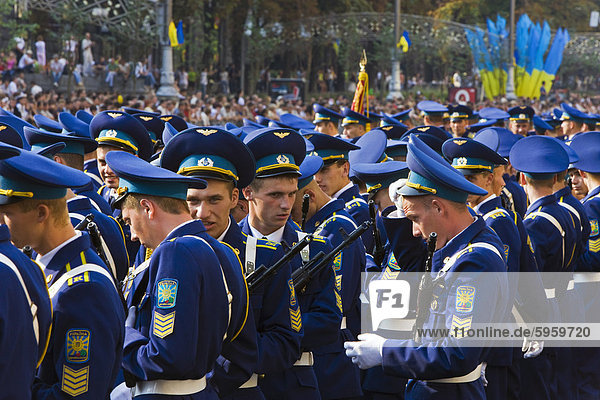 Jährliche Unabhängigkeitstag Umzug entlang der Chreschtschatyk Street und Maidan Nezalezhnosti (Unabhängigkeitsplatz)  Kiew  Ukraine  Europa