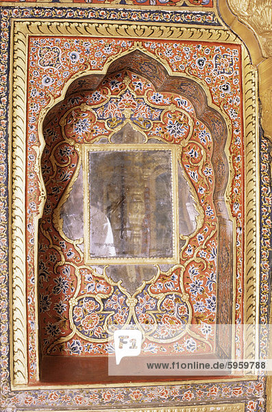 Detail der bemalten und vergoldeten gespiegelten Nische in das Sheesh Mahal (gespiegelte Hall) (Hall der Spiegel)  staatliche Kuchaman Fort  Rajasthan  Indien  Asien