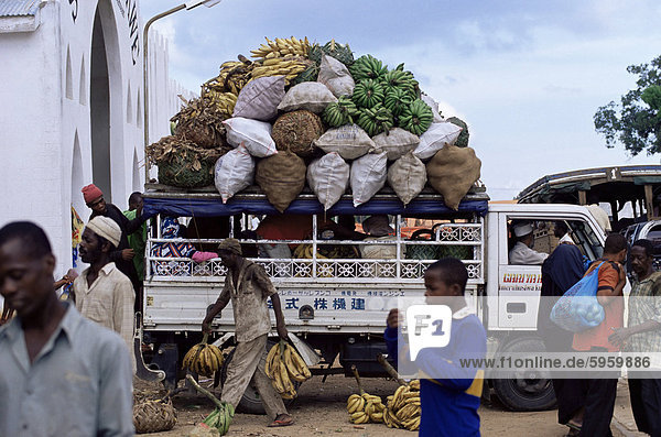 Ostafrika Dach Kleintransporter Banane beladen Afrika verlassen Markt Tansania Lieferwagen Sansibar