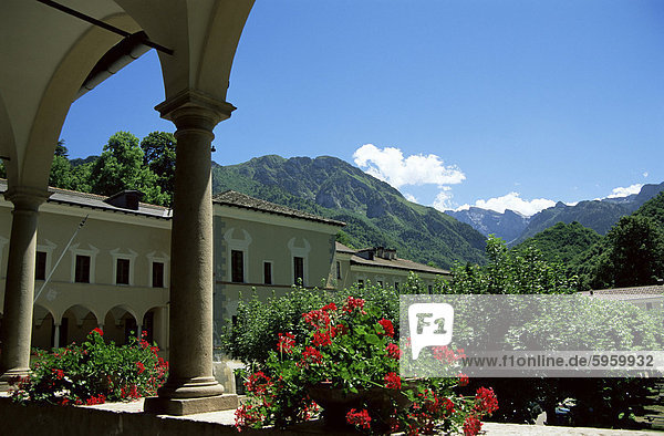 Blick vom Kreuzgang Certosa di Pesio Piemont Italien Europa
