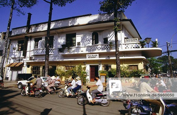 Straßenecke mit Karaoke Restaurant in Innenstadt  Ho-Chi-Minh-Stadt (ehemals Saigon)  Vietnam  Indochina  Südostasien  Asien