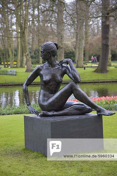 Moderne Skulptur  die eine nackte Frau  Keukenhof  Park und Gärten in der Nähe von Amsterdam  Niederlande  Europa