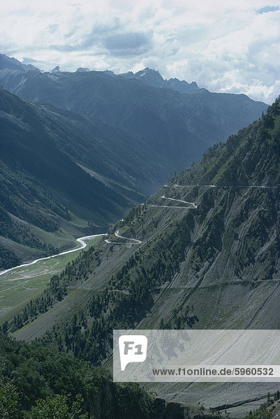 Straße bis zu den Zoji-La pass auf Route zwischen Kashmir und Ladakh  Indien  Asien