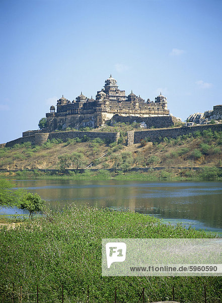 Ansicht der Nrising Dev Palace Karna Sagar See  Datia  Madhya Pradesh Zustand  Indien  Asien