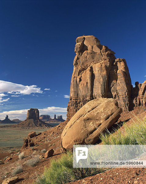 Felsformationen  verursacht durch Erosion in eine Wüstenlandschaft in Monument Valley  Arizona  Vereinigte Staaten von Amerika  Nordamerika