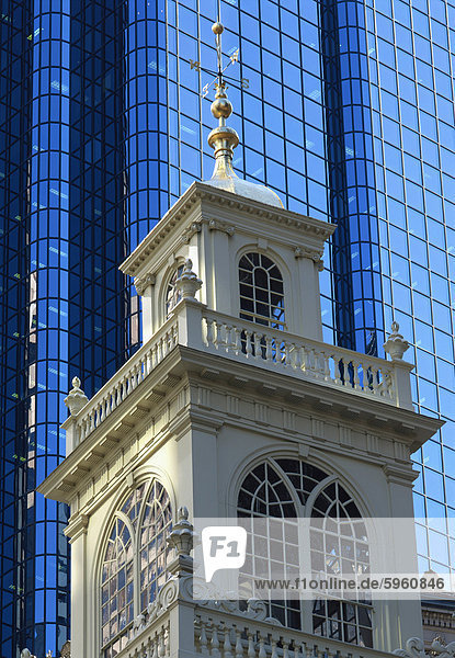 Kontrastierende Kirchturm und moderne Bürogebäude  Boston  Massachusetts  Neuengland  Vereinigte Staaten von Amerika  Nordamerika