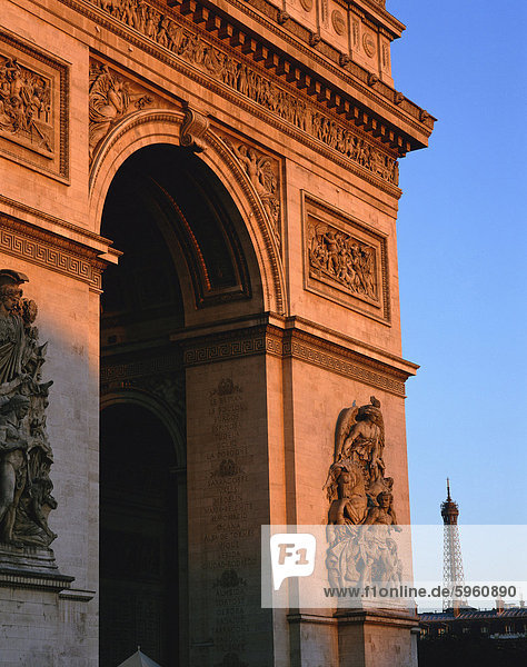 Der Arc de Triomphe in der Abenddämmerung mit dem Eiffelturm hinter  Paris  Frankreich  Europa
