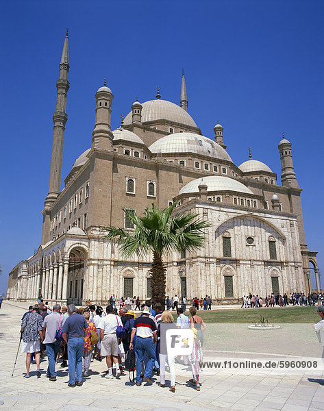 Massen von Touristen vor der Mohammed Ali Moschee  Kairo  Ägypten  Nordafrika  Afrika