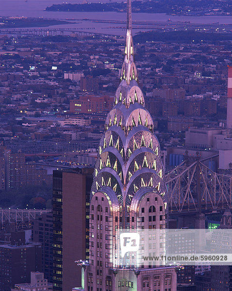 Oben auf dem Chrysler Building beleuchtet am Abend mit einer Brücke und die Stadt New York in den Hintergrund  Vereinigte Staaten von Amerika  Nord Amerika