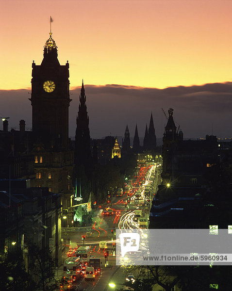 Luftaufnahme über Princes Street in der Abenddämmerung  einschließlich den Glockenturm silhouetted Waverley Hotel  Edinburgh  Lothian  Schottland  Vereinigtes Königreich  Europa