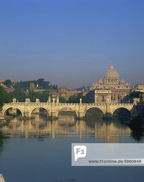 Die Kuppel der St. Peter Basilika und Brücke über den Fluss Tevere  der Vatikan  Rom  Latium  Italien  Europa