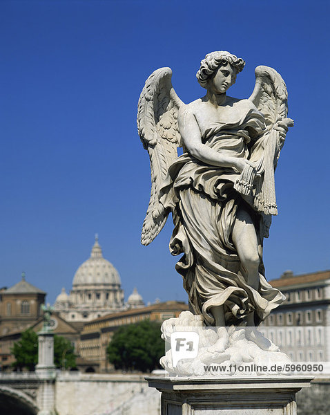 Statue eines Engels vor der Kuppel des Petersdom in Rom  Lazio  Italien  Europa
