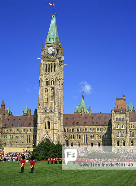 Ändern der Guard-Zeremonie vor dem Regierung Gebäude auf dem Parliament Hill in Ottawa  Ontario  Kanada  Nordamerika