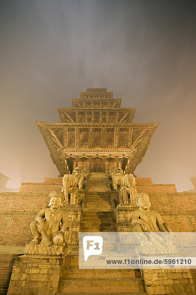 Der Nyatapola-Tempel  im Tal  die fünfstöckige Pagode Dach  im Morgengrauen  höchste erbaute 1702  der hinduistischen Göttin Siddhi Lakshmi  Taumadhi Tole Quadrat  Bhaktapur  Kathmandu-Tal  Nepal  Asien