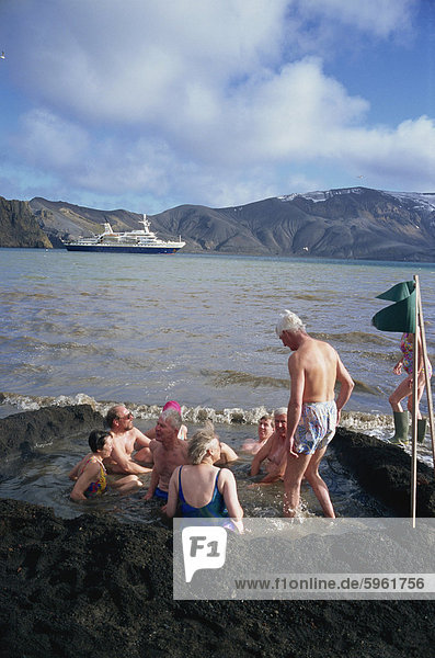 Touristen Baden in warmen vulkanischen Gewässern  Deception Island  South Shetland Islands  Antarktis  Polarregionen