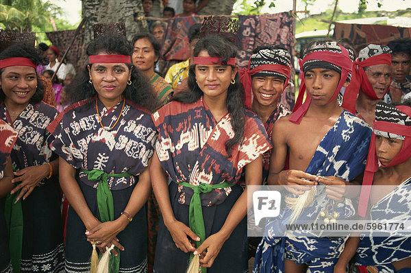 Junge Menschen tragen Ikat Entwürfe  Sumba  Indonesien  Südostasien  Asien