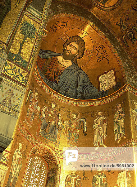 Christus Pantokrator über Madonna  Engel und Apostel  späten 12. Jahrhundert Mosaiken in der Apsis in der Kathedrale von Monreale  Sizilien  Italien  Europa