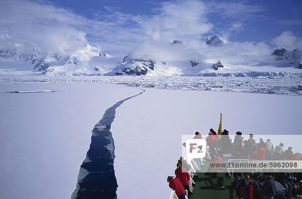 Touristenschiff durchbrechen Packeis  Antarktische Halbinsel  Polarregionen