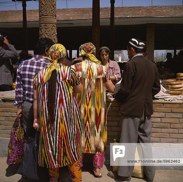 Usbekische Frauen  Zentralmarkt  Samarkand  Usbekistan  Zentralasien  Asien