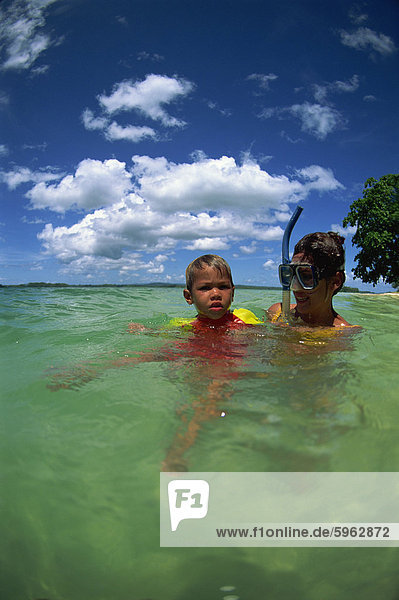 Mutter und Kind im Wasser  Munda  Salomonen  Pazifik-Inseln  Pazifik