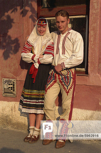 Paar in traditionellen slowakischen Tracht  Kezmarok  Slowakei  Europa