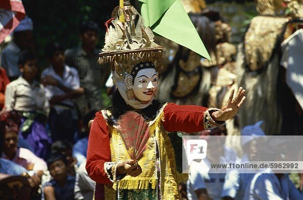 Zeremonielle Tänzerin bei Sakenan Tempel am Pemendakan Tag  Höhepunkt des Jubiläums Tempel  Landkreis Badung Serangan Insel  Bali  Indonesien  Südostasien  Asien