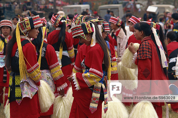 Fackel Festival  Sammeln von Minderheiten-Gruppen  Yunnan  China  Asien